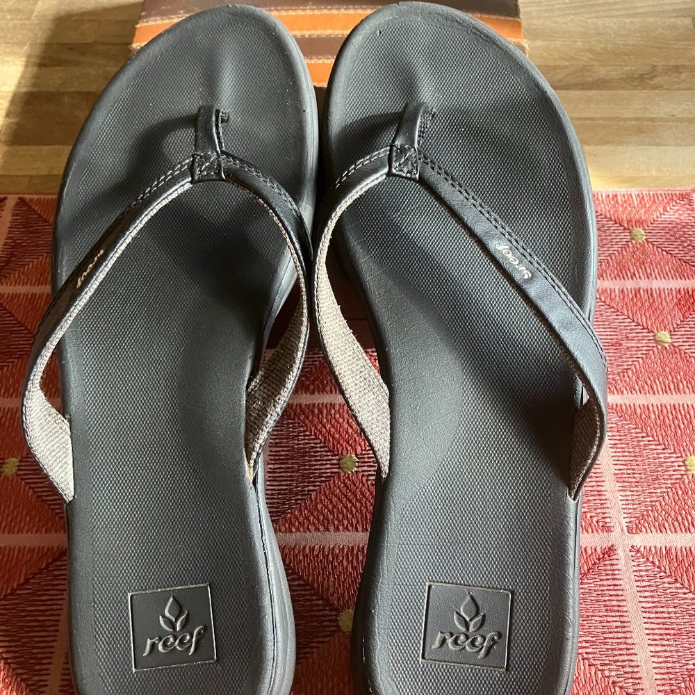 Reef Black Fiip Flops, leather strap, Size 10, nearly new condition